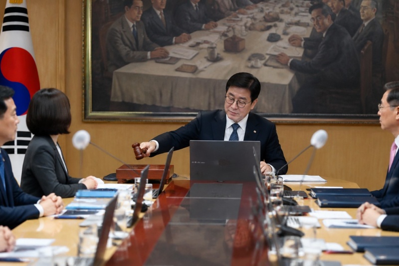 한국은행 기준금리 2.50%로 4연속 동결...환율·부동산 불안 반영