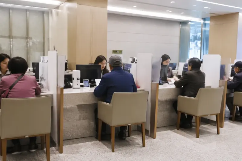 은행 창구 앞에 다시 선 사람들, 디지털 금융이 남긴 불안