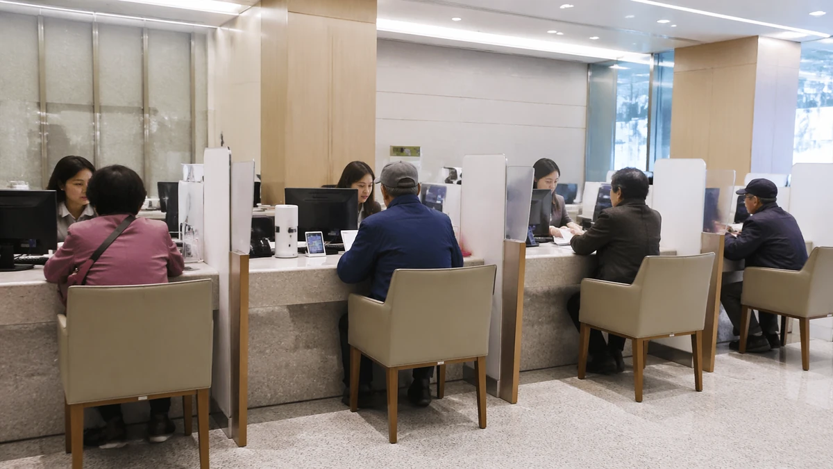 은행 창구 앞에 다시 선 사람들, 디지털 금융이 남긴 불안