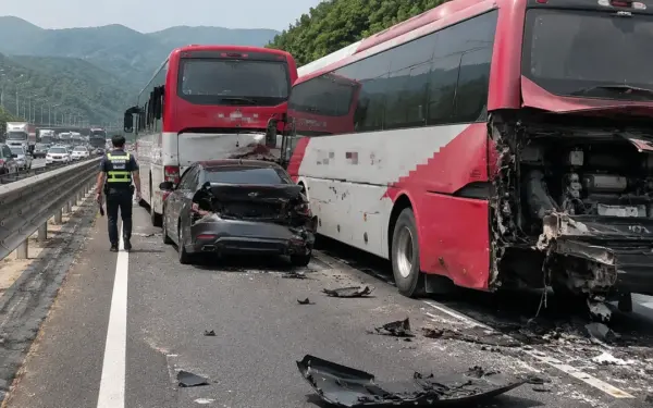 경부고속도로 죽전휴게소 부근 3중 추돌…버스 2대·승용차 1대, 5명 경상