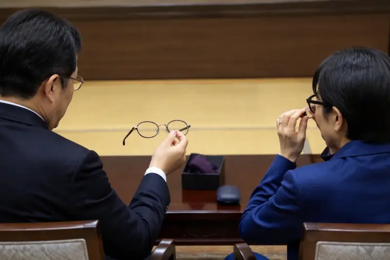 한일 정상회담 뒤 안경 한 장면이 남긴 외교의 메시지