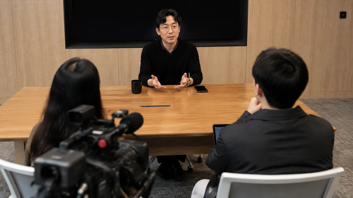 从《杀人回忆》到《稻草人》:韩国演员柳承睦谈“迟到的被看见”,一部现实题材热剧为何打动观众