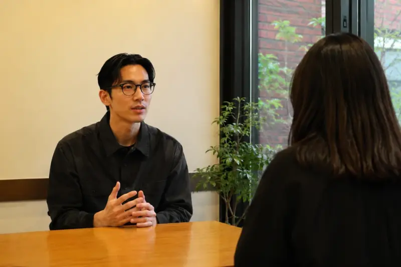 엄태구, ‘와일드 씽’으로 바뀐 내향인의 얼굴…랩·코미디로 넓힌 연기 스펙트럼