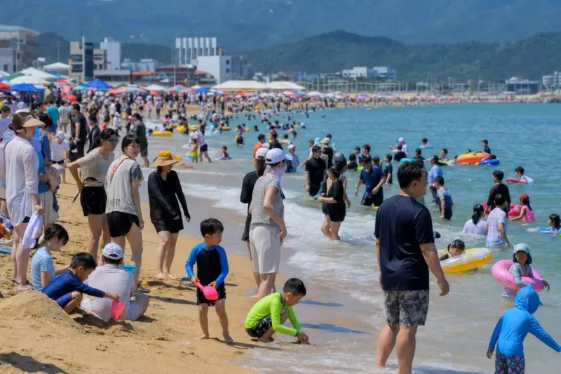일요일 낮 최고 32도 예보, 속초 해수욕장 피서객 붐벼