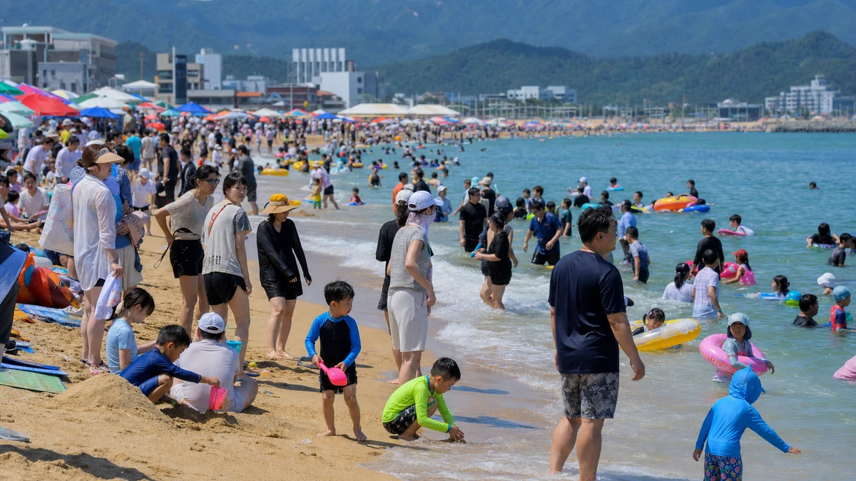 일요일 낮 최고 32도 예보, 속초 해수욕장 피서객 붐벼
