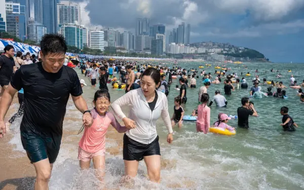 경산·포항 첫 폭염중대경보…해운대·광안리와 계곡에 피서객 몰려