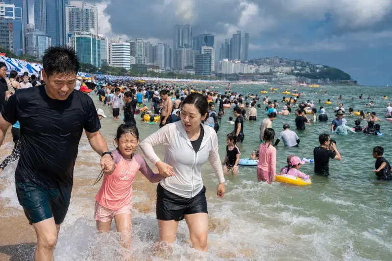 경산·포항 첫 폭염중대경보…해운대·광안리와 계곡에 피서객 몰려