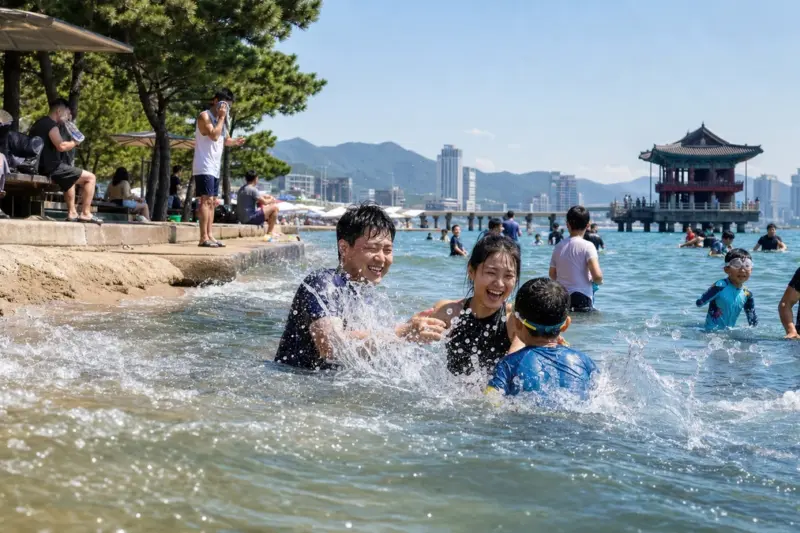경주 감포 39.2도…포항 영일대해수욕장 피서객 물놀이