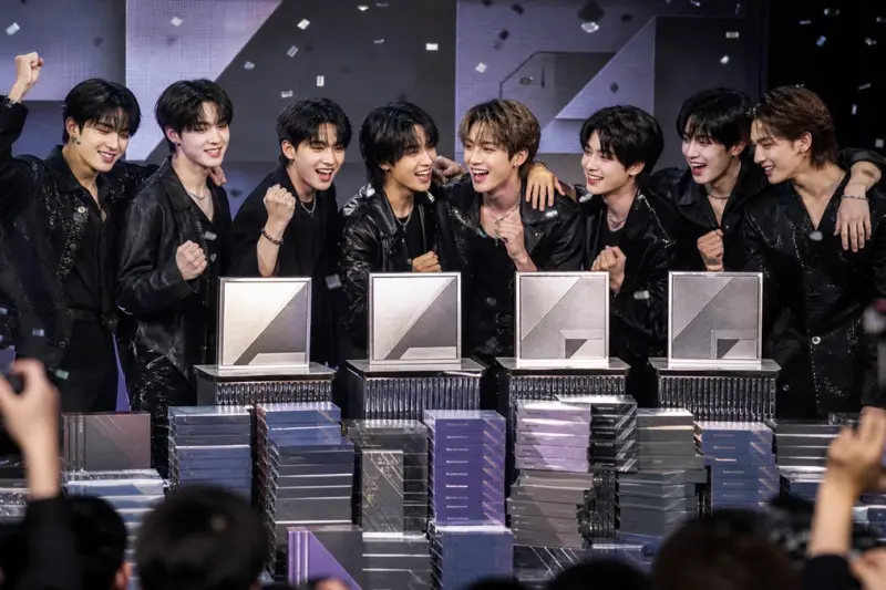 스트레이 키즈, ‘THIS & THAT’ 첫 주 328만 장 판매…네 번째 300만 장 돌파