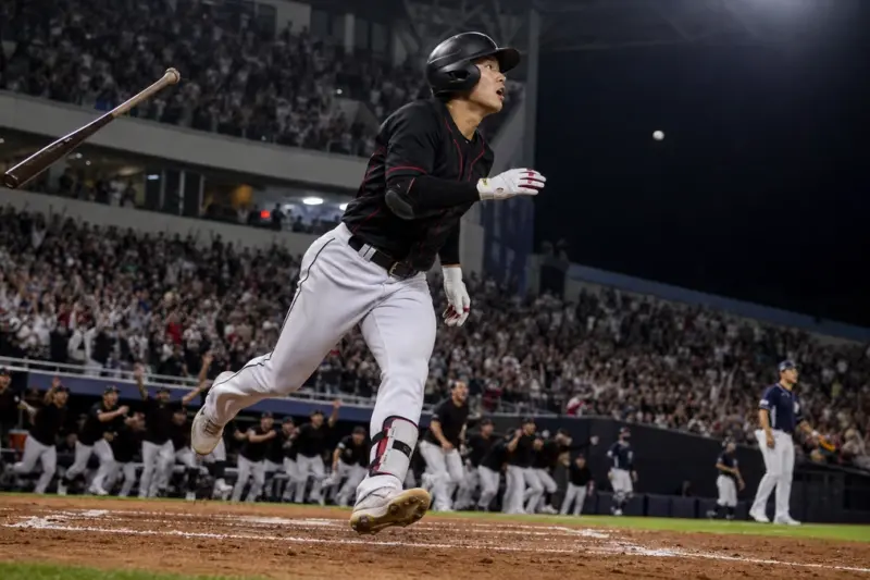 장진혁, 연장 11회말 끝내기 홈런…kt 두산에 5-4 승리