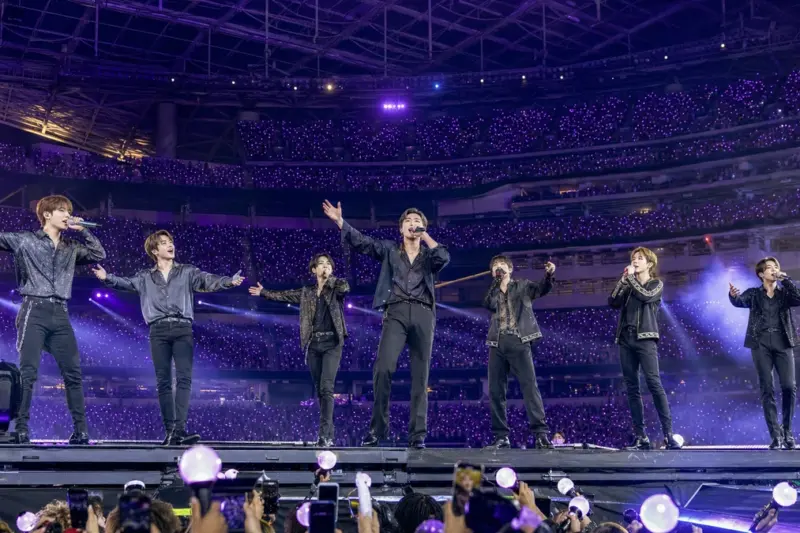 BTS, 4년 9개월 만에 LA 공연…소파이스타디움서 7만 아미와 재회
