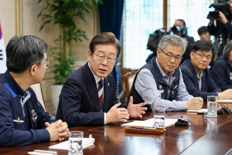 이재명 대통령, 시민사회·양대 노총 만나…국정 지지율 40%