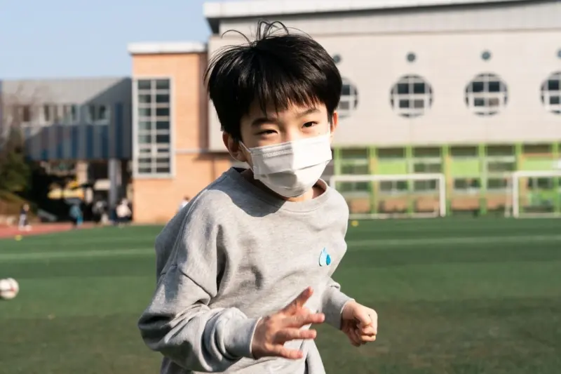 이창동 첫 단편 ‘심장소리’ 넷플릭스 다음 달 2일 공개…전도연·설경구 출연
